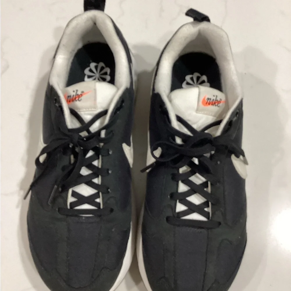 Nike Black and White Athletic Shoes Sleek Design